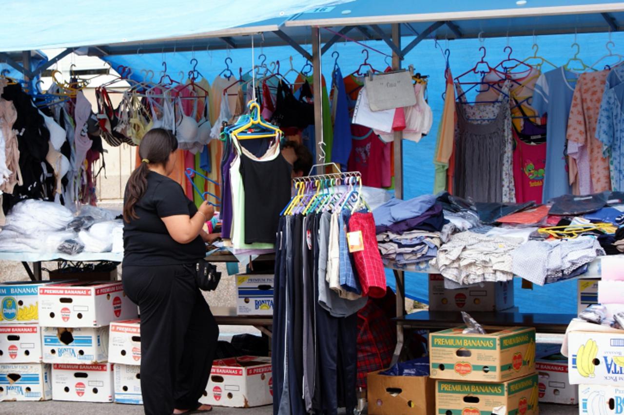 'podravina i bilogora, virovitica, 28.06.2010. prodavaci tekstila na virovitickoj gradsoj trznici negoduju zbog novih standova za koje tvrde da im ne odgovaraju snimila: marija lovrenc'