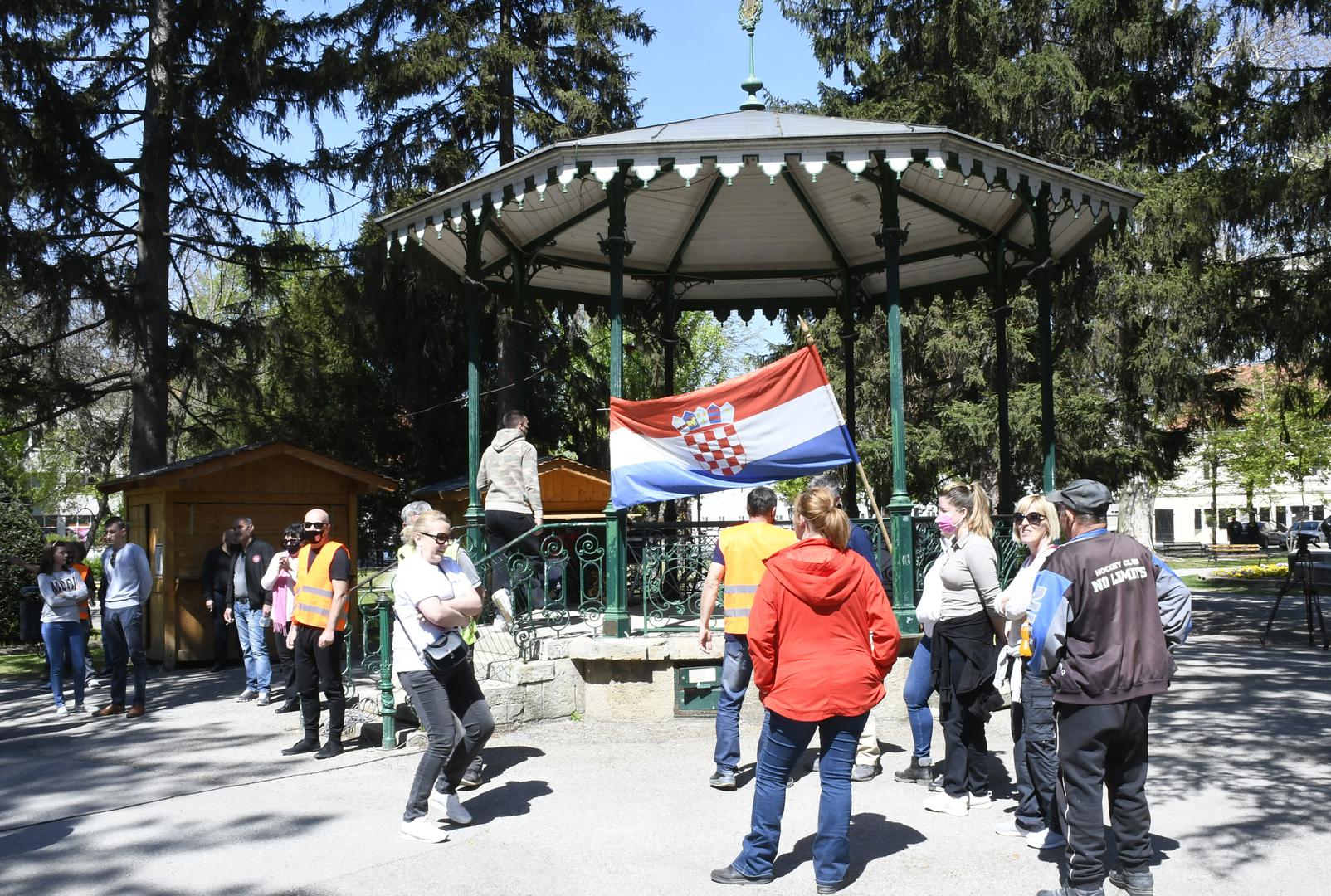 24.04.2021.,Petrinja - Prosvjed "Krik naroda s Banovine" prema svim institucijama Republike Hrvatske u organizaciji Inicijative branitelja grada Petrinje okupio je tek nekoliko desetaka Petrinjaca.Photo: Nikola Cutuk/PIXSELL