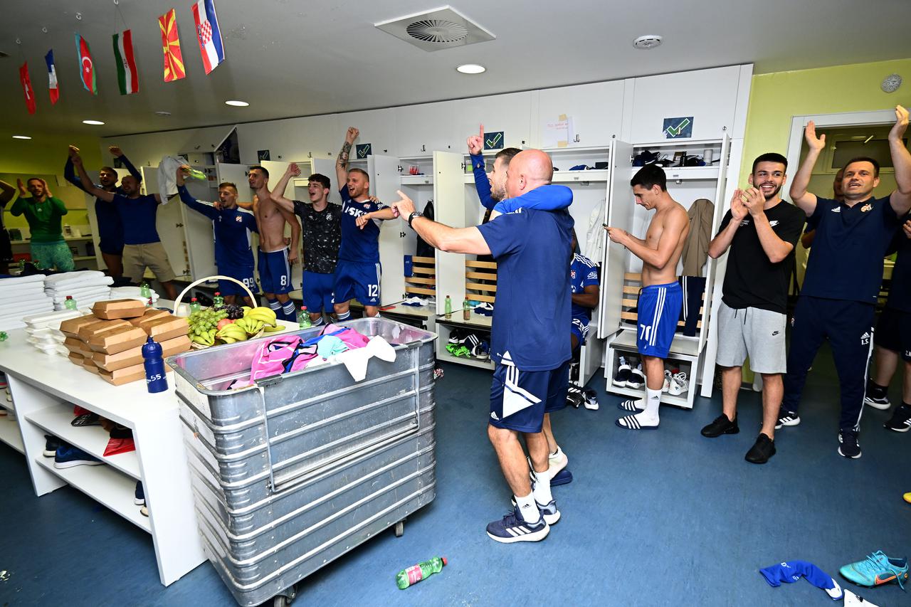 Zagreb: Slavlje dinamovaca u svlačionici nakon što su osigurali još jedan nastup u Ligi prvaka