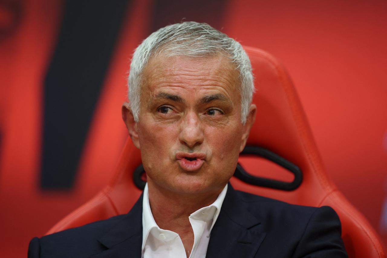 Benfica presents new coach Jose Mourinho