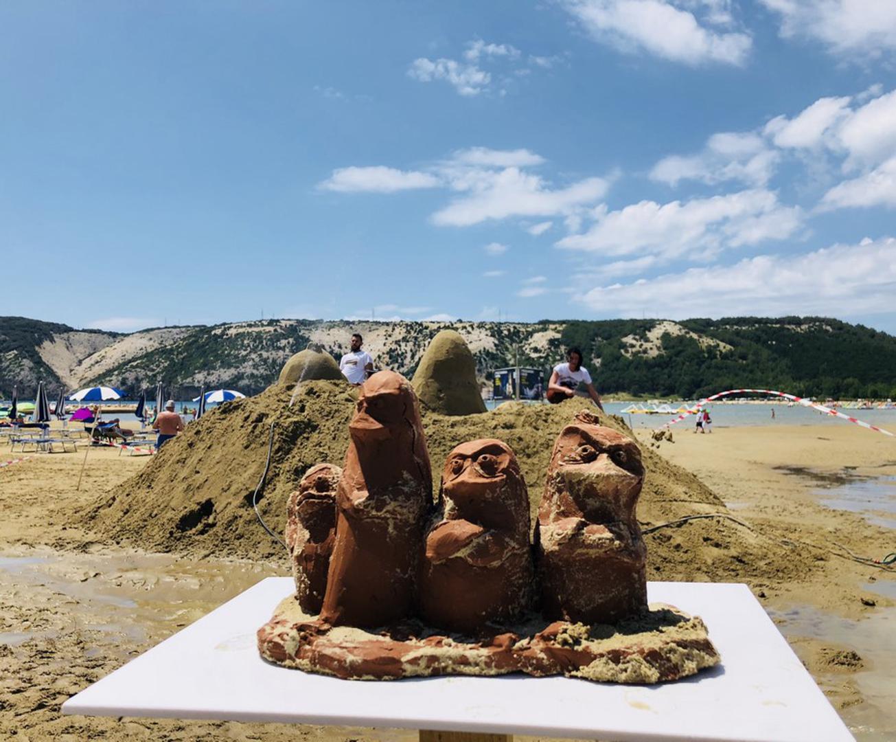 Festival skulpture u pijesku započeo je ponedjeljak na Rajskoj plaži u Loparu na Rabu.