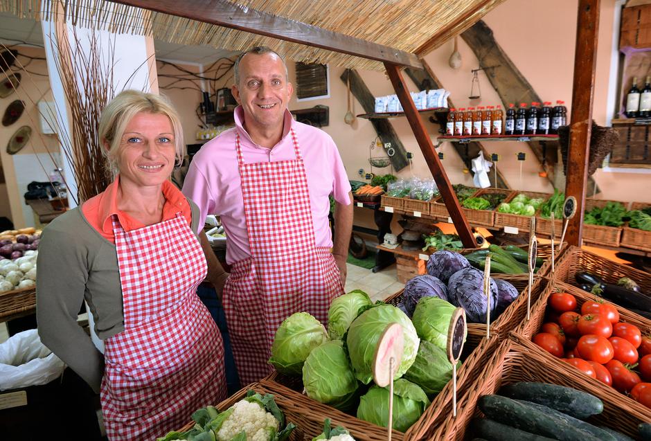 26.09.2014., Zagreb -  U zagrebackom naselju Kajzerica, otvoren ducan Nostalgija s domacim proizvodima, vocem i povrcem. Vlasnici ducana Ivanka Carapovic i Hrvatin Bantic. Photo: Marko Prpic/PIXSELL