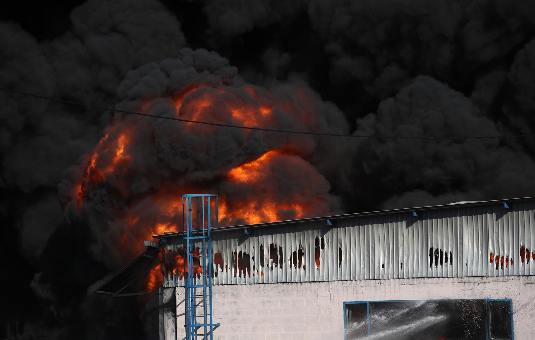 U skladištu guma tvrtke Pneumatik u Svetoj Nedelji u utorak je oko 11 sati izbio veliki požar. Veliki crni dim koji se vidi iz velike udaljenosti. Požar je izbio u Ulici dr. Franje Tuđmana