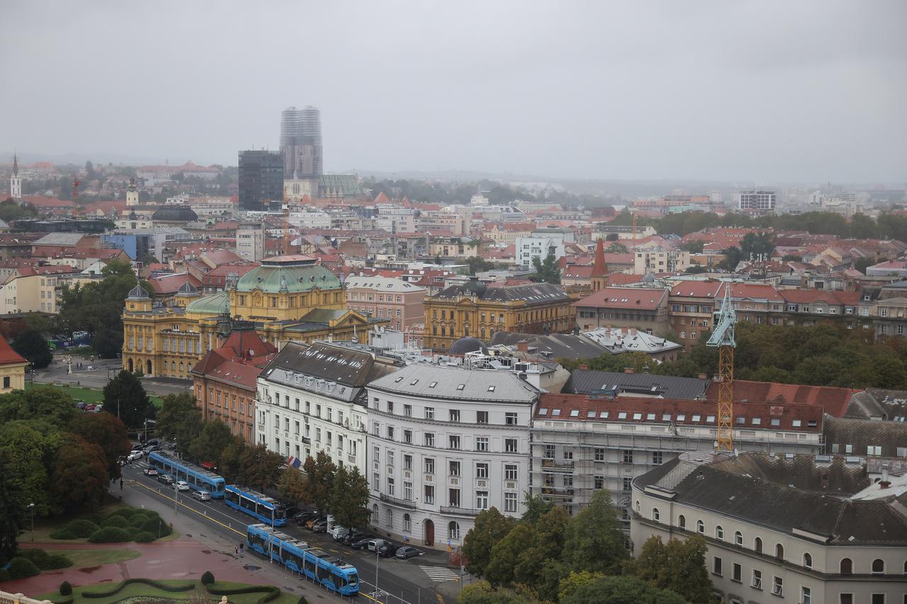 Zagreb: Panorama grada obavijenog tmurnim i maglovoitim vremenom