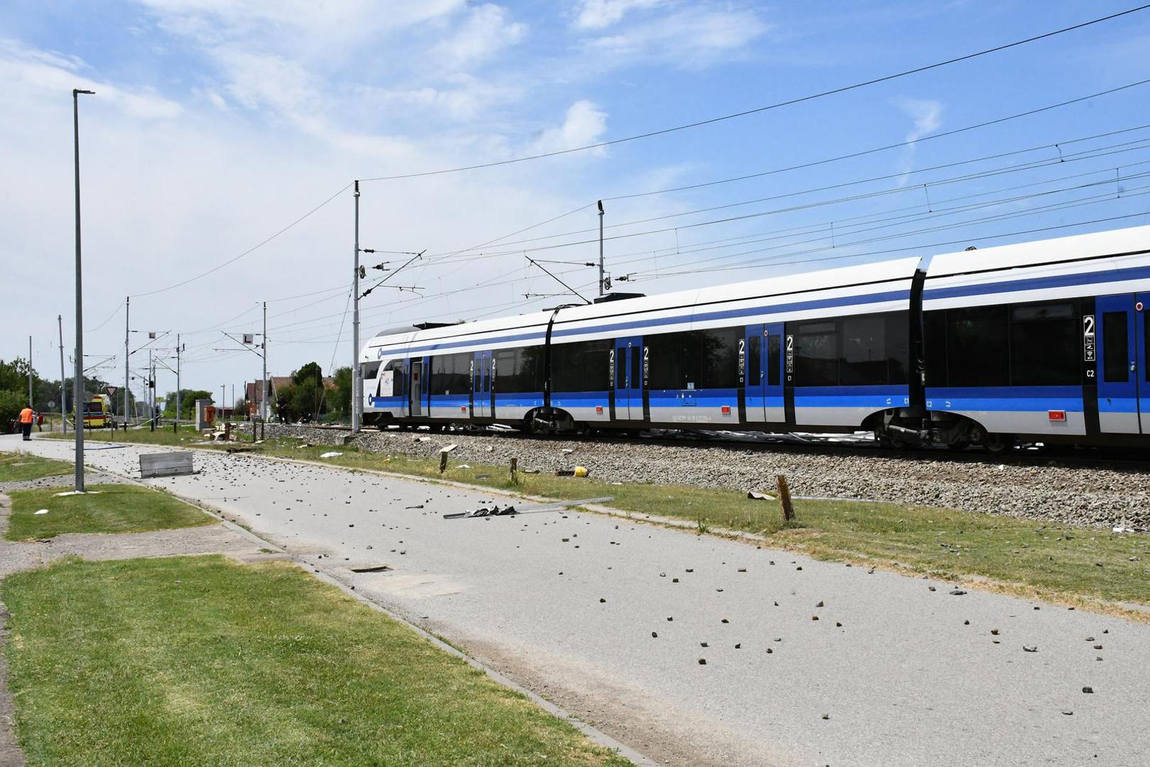 01.07.2025., Donji Andrijevci - Sudar vlaka i teretnog vozila na pruznom prijelazu bez rampe Trnavackoj ulici u Donjim Andrijevcima. Ima tesko ozlijedjenih. Photo: Ivica Galovic/PIXSELL