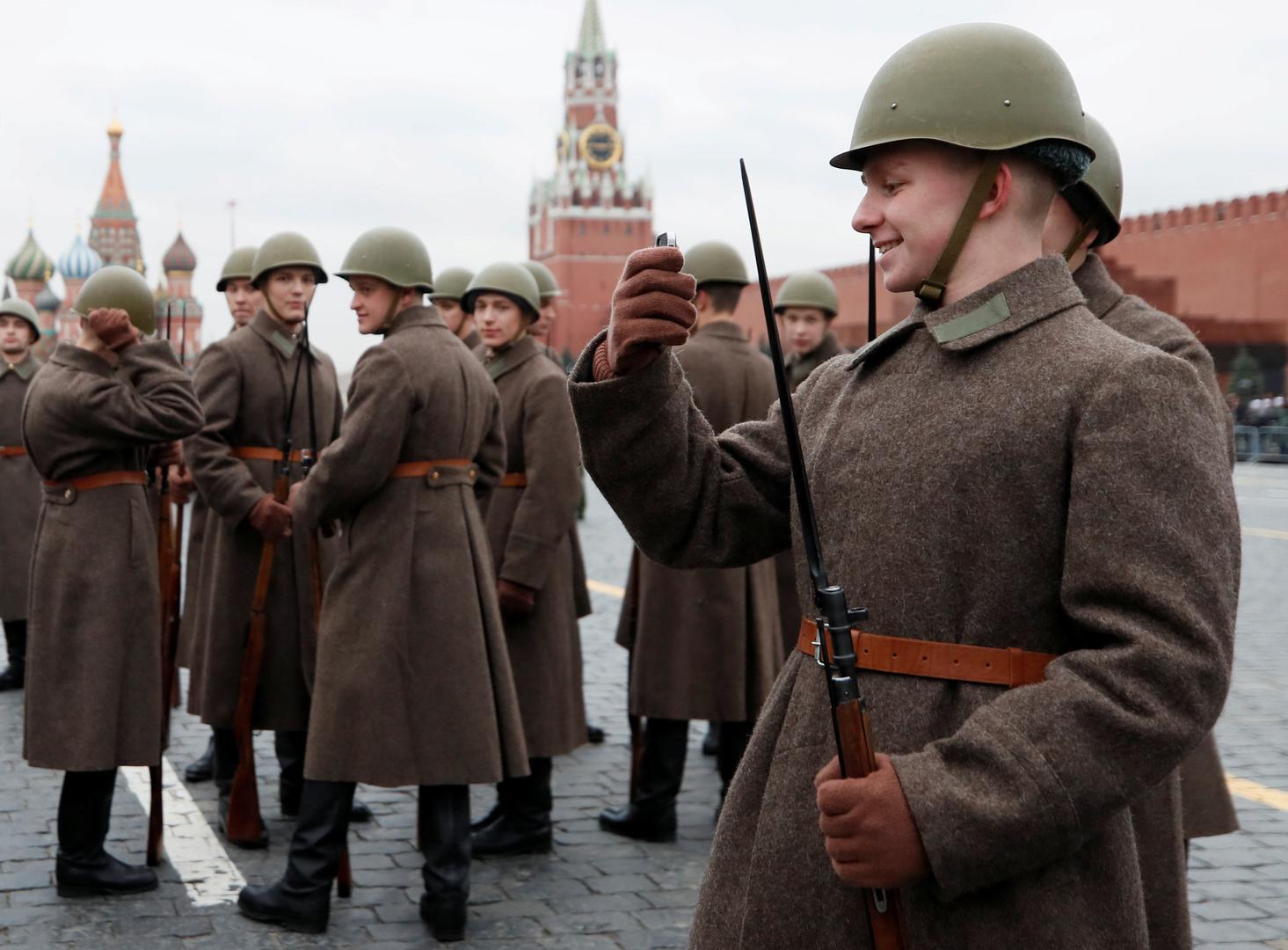 Vojnici nose oružje iz Drugog svjetskog rata.