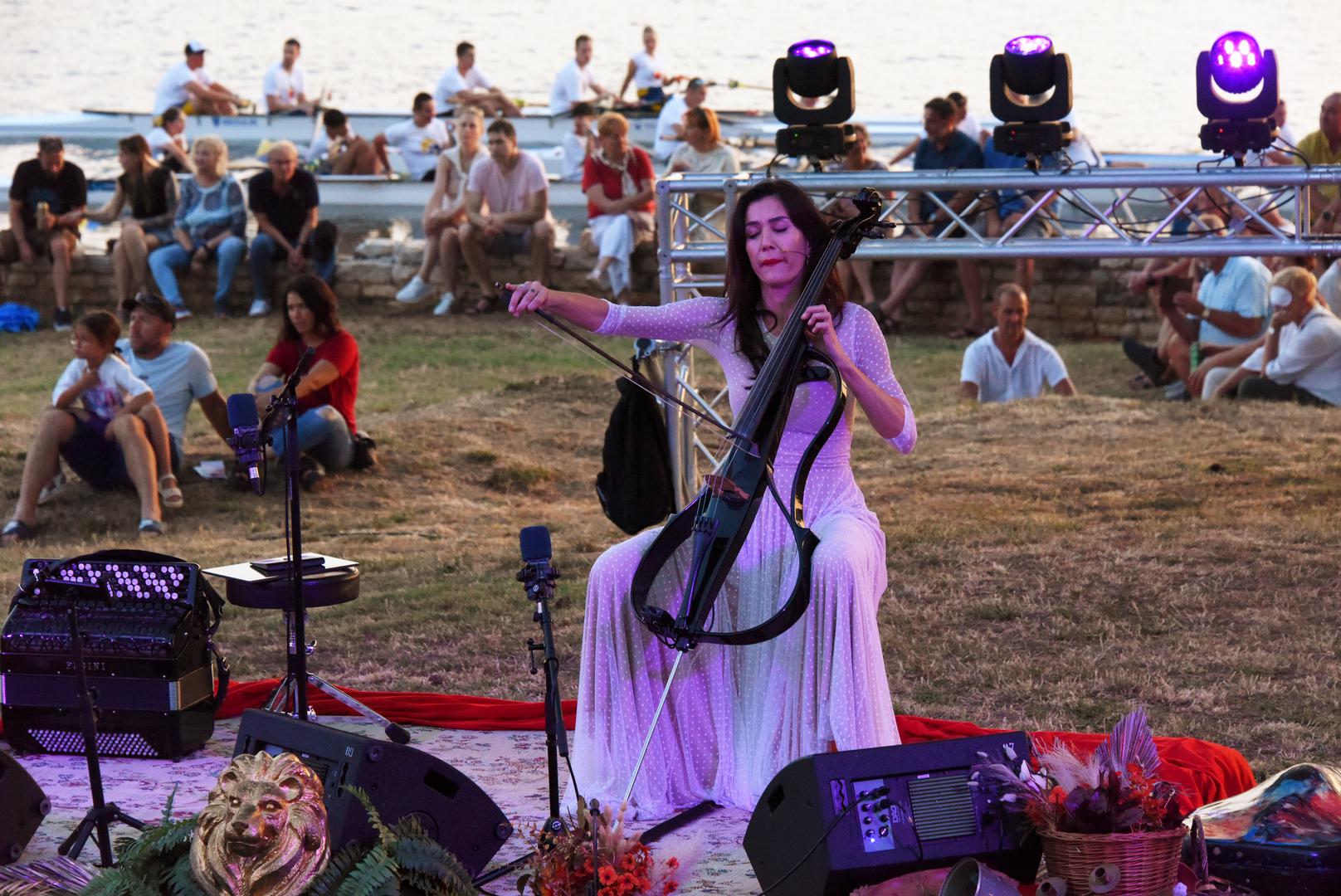 Drugi dio koncerta donio je spoj tradicije i futurizma. Ani se na pozornici pridružila vrsna harmonikašica Martina Jembrišak, a njihov nastup odao je počast lokalnoj baštini