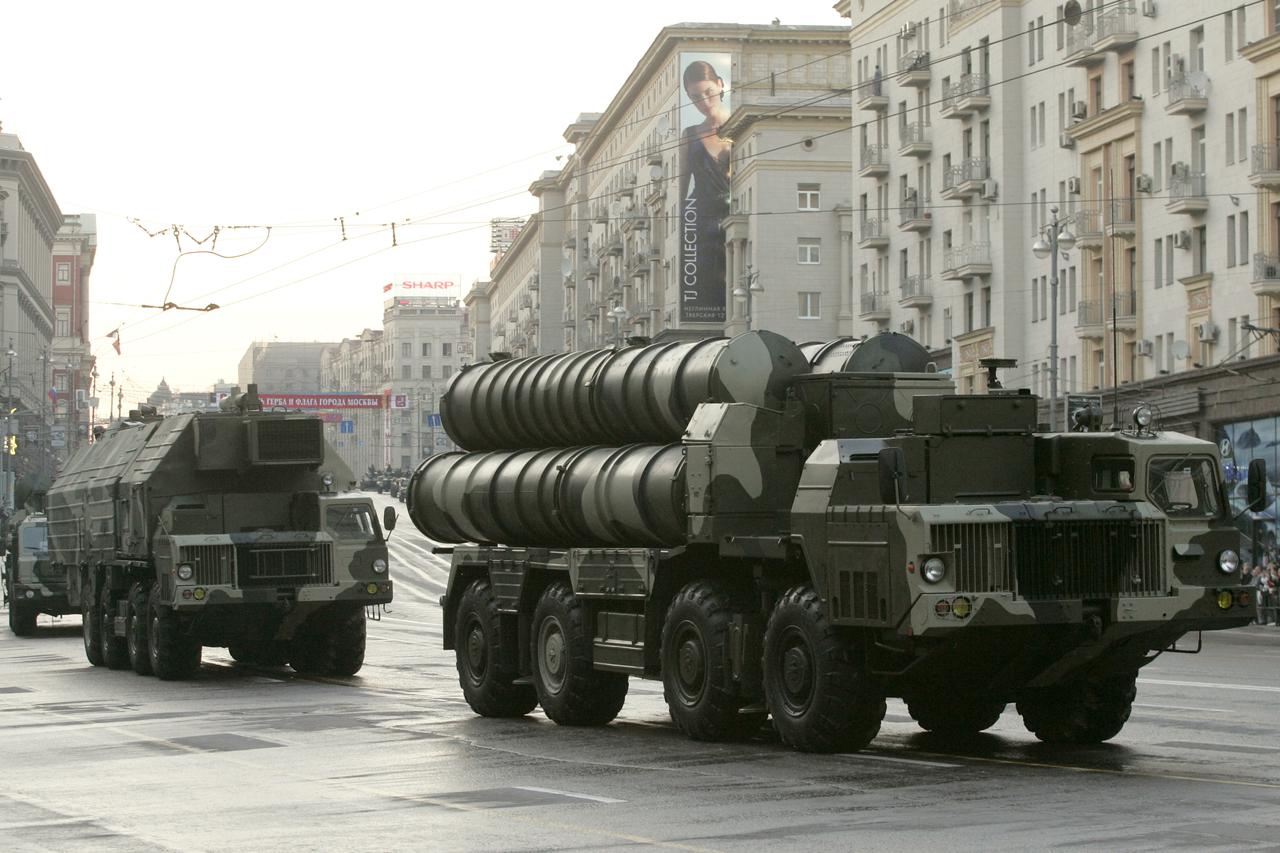 Russian S-300 anti-missile rocket system move along a central street during a rehearsal for a military parade in Moscow May 4, 2009. Russians traditionally celebrate their victory over Nazi Germany in World War II on May 9.  REUTERS/Alexander Natruskin  (