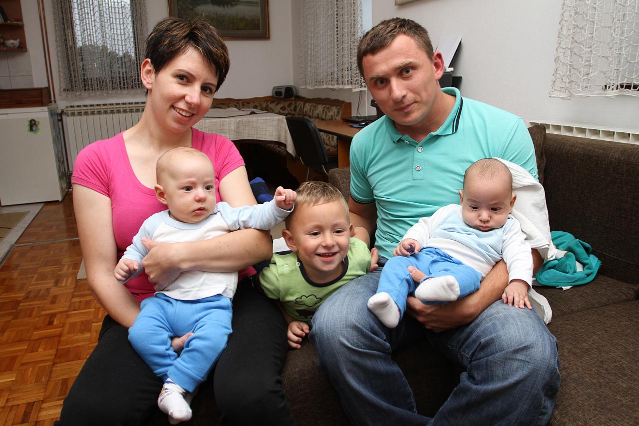 12.09.2014., Rakovica, Irinovac - Marina i Zdravko Harkanovac roditelji su troje sinova Mathias (2,5) i dvoipomjesecnih blizanaca Andreja i Dariana koji su rodjeni kao najtezi u karlovackoj zupaniji. Andrej je imao 4 060kg a Darian 3 400kg. Photo: Kristin
