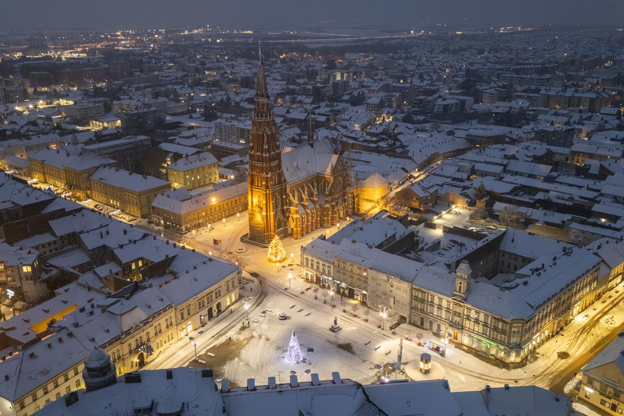 Pogled iz zraka na Osijek prekriven snijegom
