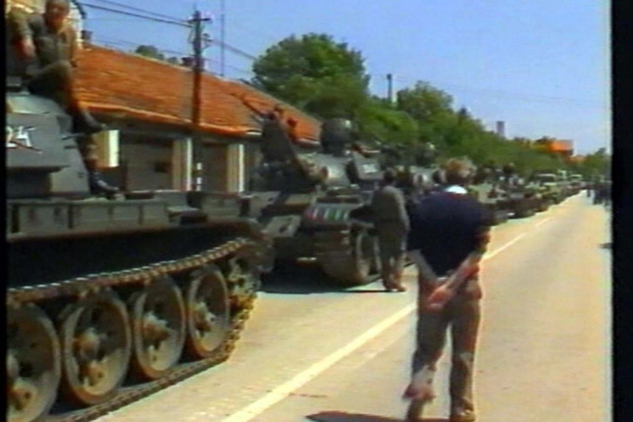 'za pokbih.....020507......veliki broj tenkova austavljen u mjestu polog.....za feljton zdenka cosica'