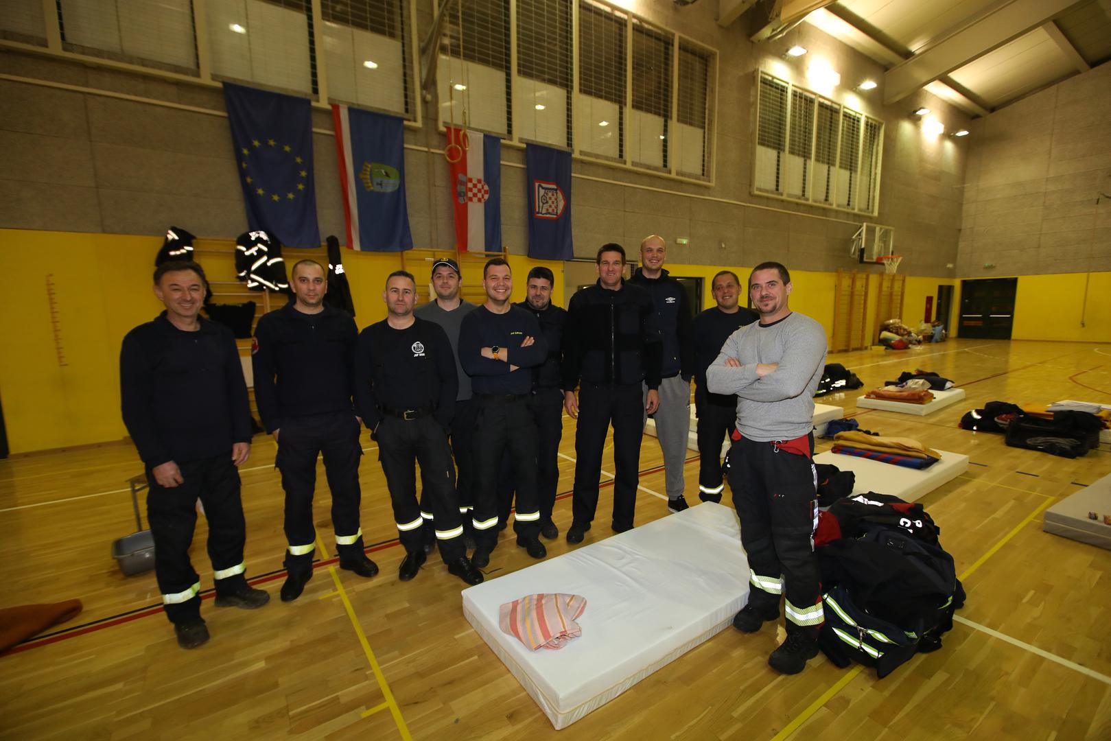 31.12.2020. Glina- Ispracaj 2020.godine u podrucju stradalom u potresu.Sibenski vatrogasci.Photo: Boris Scitar/Vecernji list/PIXSELL