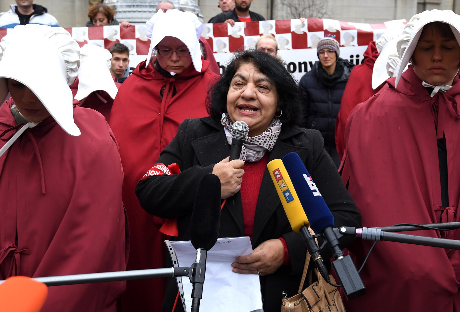 Ove godine za prosvjed je odabrana simbolika distopijske knjige i popularne serije "Sluškinjina priča" da bi se "predočio smjer u koji nas guraju ultrakonzervativne interesne grupe koje već nekoliko godina rade na ukidanju mehanizama zaštite ženskih ljudskih prava". (Vecernji.hr, Hina)