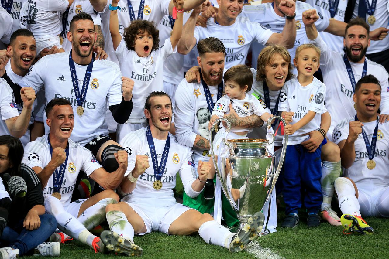 Real Madrid v Atletico Madrid - UEFA Champions League - Final - San Siro Real Madrid's Gareth Bale (centre left) and team-mates celebrate with the UEFA Champions League trophy after victory over Atletico MadridMike Egerton Photo: Press Association/PIXSELL