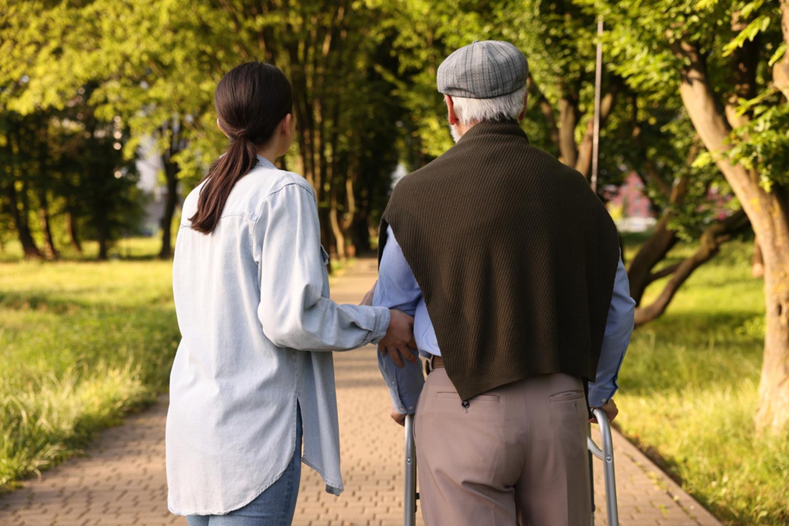 Tjedna donacija vremena, ne nužno novca: Ako ne želite ili ne možete donirati novac, donirajte vrijeme: nazovite stariju osobu, prošećite susjedovog psa, ponudite prijevoz ili pomoć oko papira. Takva pomoć je često vrjednija od stvari jer nosi osjećaj da netko misli na vas. Ujedno vas podsjeti koliko malo treba da se nekome popravi dan.
