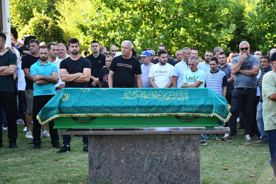 Gradačac: Stotine ljudi na sprovodu brutalno ubijene Nizame