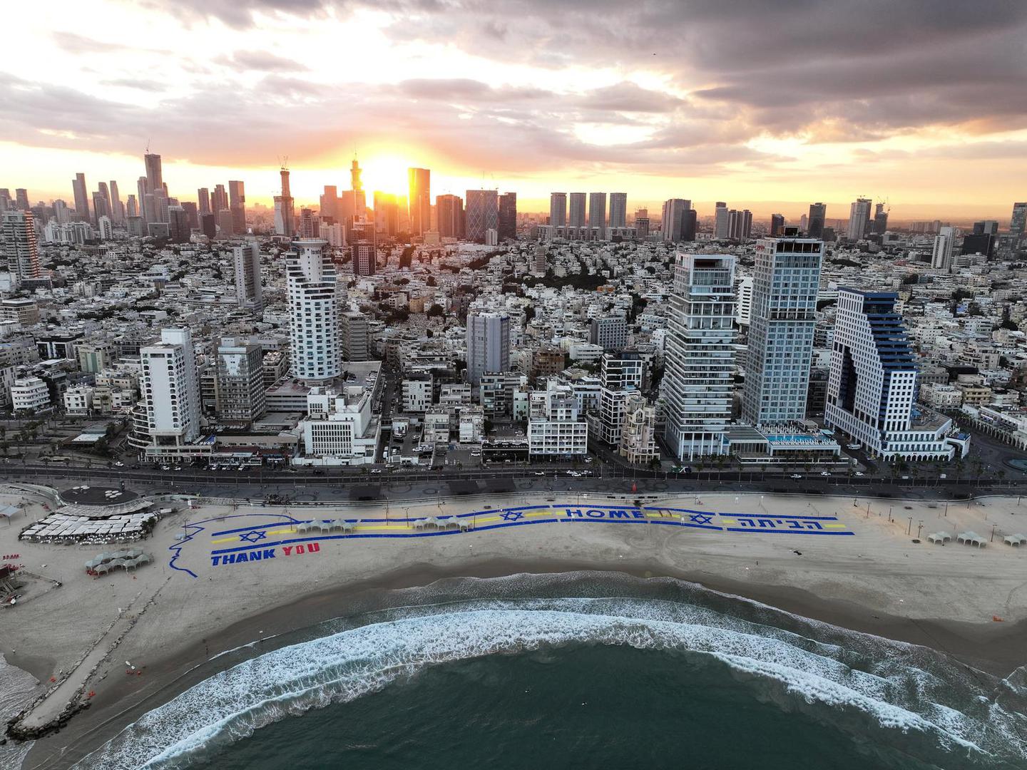 Aktivisti su kreirali golemu poruku preko plaže u Tel Avivu, dočekujući taoce kući i zahvaljujući američkom predsjedniku Donaldu Trumpu na njegovoj ulozi u posredovanju u sporazumu.