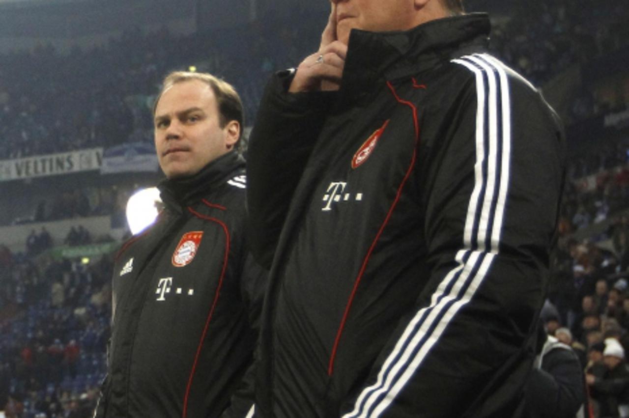 \'Bayern Munich\'s coach Louis van Gaal and manager Christian Nerlinger (L) watch their team before the German Bundesliga soccer match against Schalke 04 in Gelsenkirchen December 4, 2010.  REUTERS/In