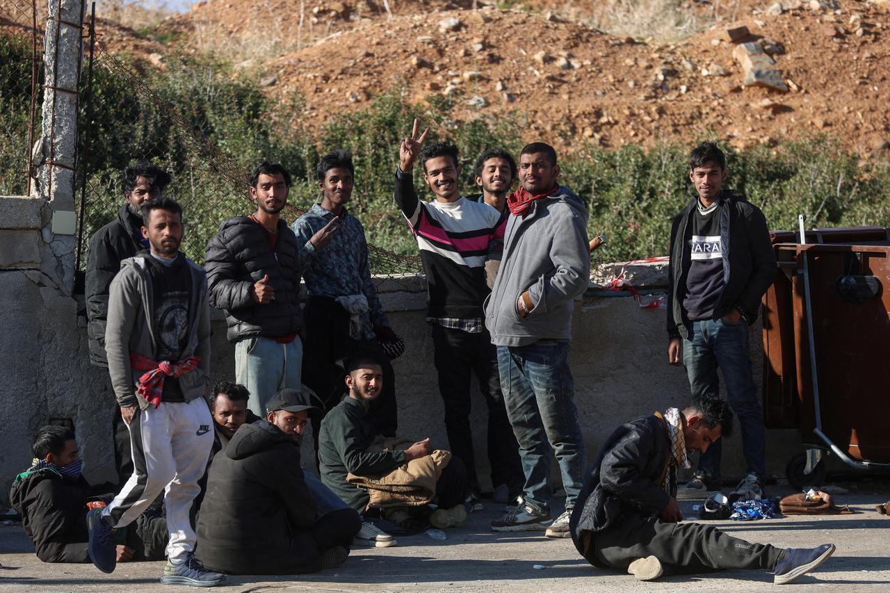 Hundreds of migrants land in Greece after search operation at sea