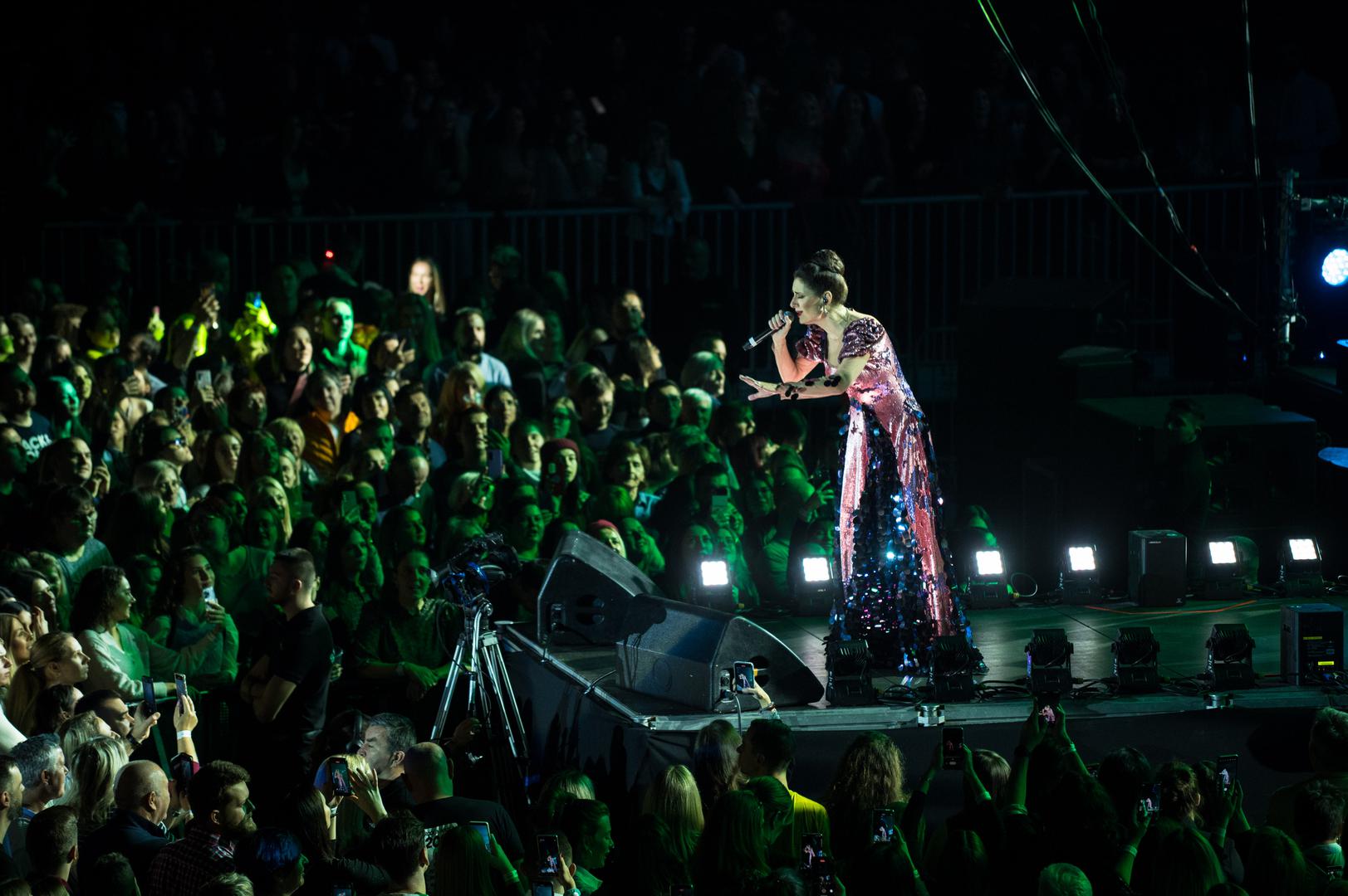 Sa svojim gitaristom Darkom Bozanićem, koji s njom svira već trideset godina izvela je Baklje ivanjske uz pratnju klavijaturista Filipa Medića. Kao i noć ranije, prisjetila se pokojnog kolege Jasmina Stavrosa, a stihovi njegove pjesme Umoran dirali su ravno u srce.