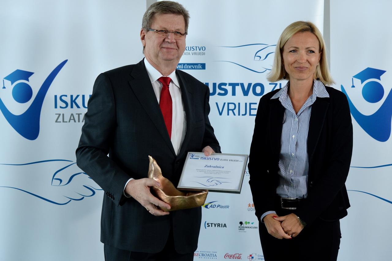 29.06.2015., Zagreb - Proglasenje rezultata natjecaja projekta Iskustvo zlata vrijedi. Studentima s invaliditetom poslodavci su u hotelu Westin urucili potvrdu za obavljanje radne prakse u njihovoj kompaniji. Ministar rada i mirovinskoga sustava prof. dr.