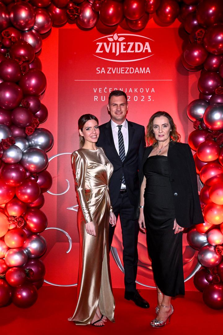  Valentina Baus i kolega Dino Goleš, novinari Nova TV te urednica na Novoj TV Ivana Ivančić.