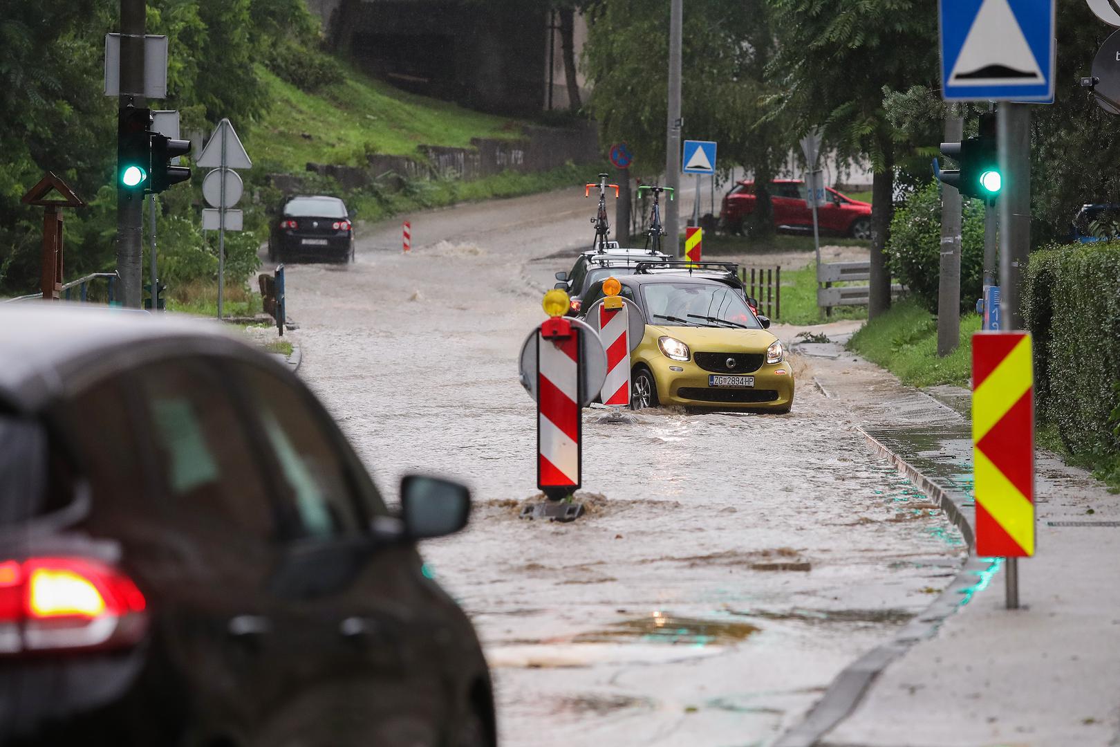 26.07.2020., Zagreb - Jako nevrijeme s kisom i tucom pogodilo je Crnomerec te je u ulici Fraterscica uzrokovalo vodenu bujicu i pucanje asfalta.  Photo: Luka Stanzl/PIXSELL