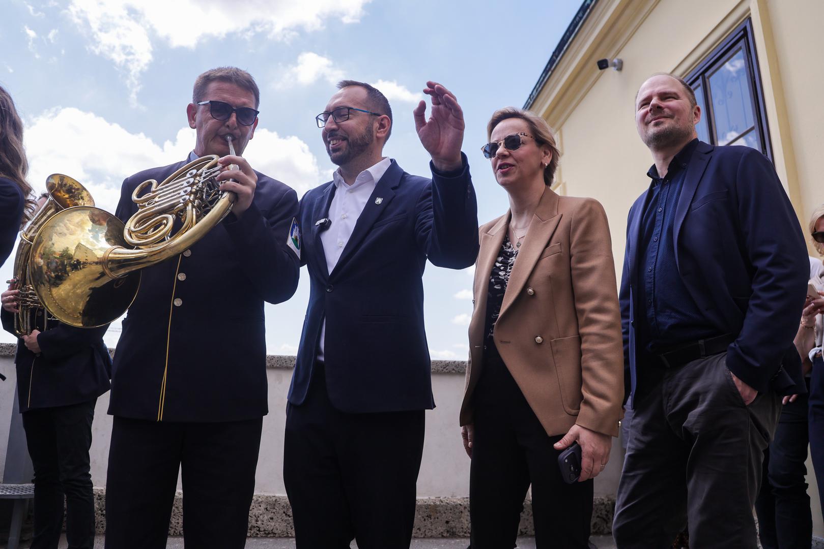 U jednom trenutku sviračima se približio kako bi bolje mogao uživati u dobroj glazbi. 