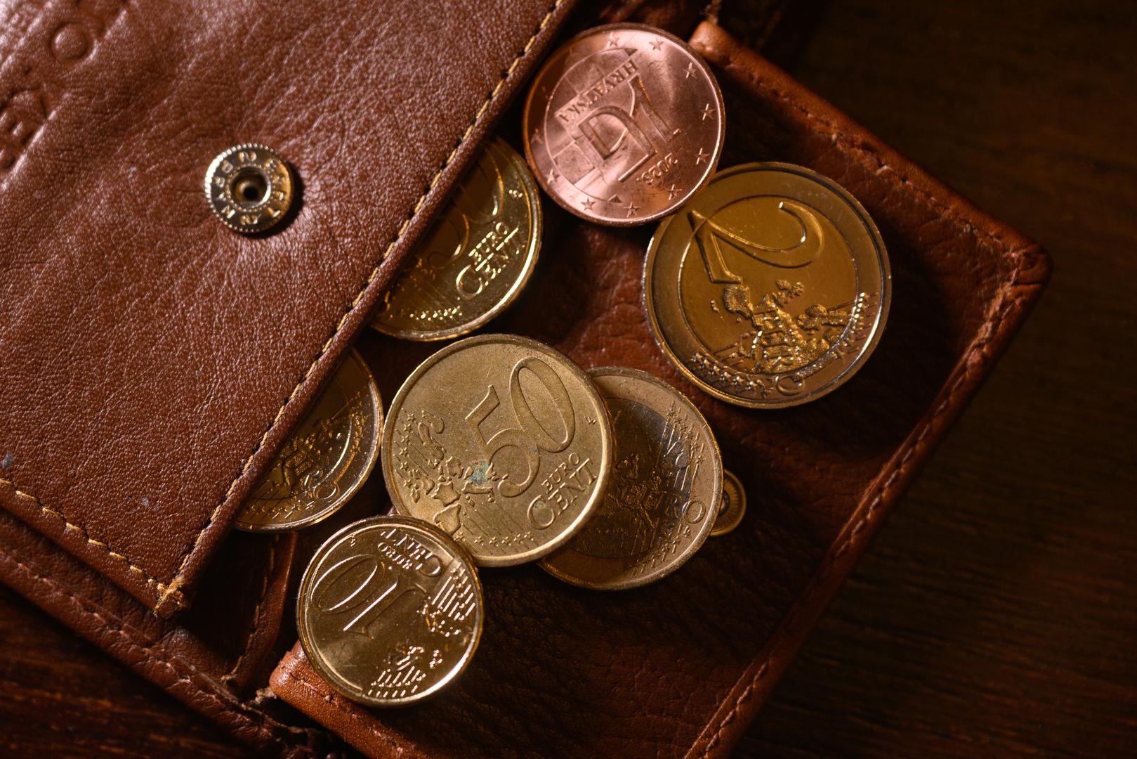 Bugarska, tradicionalno među zemljama s najnižim plaćama u EU, zabilježila je porast minimalne plaće sa 184 € na 551 €, što predstavlja rast od 199% u istom razdoblju. S druge strane, Francuska je imala najmanji porast od samo 24%, s 1.458 € na 1.802 €. Njemačka je zabilježila rast od 50% ili 717 €, dok je u Nizozemskoj minimalna plaća porasla za 46%, s 1.502 € na 2.193 €.