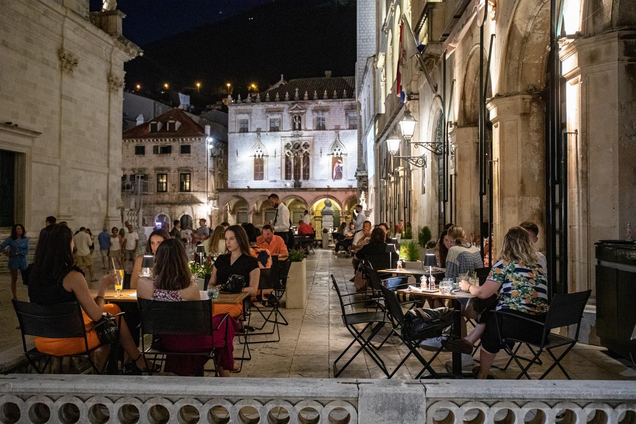 Dubrovnik: Terase restorana na Stradunu pune su turista