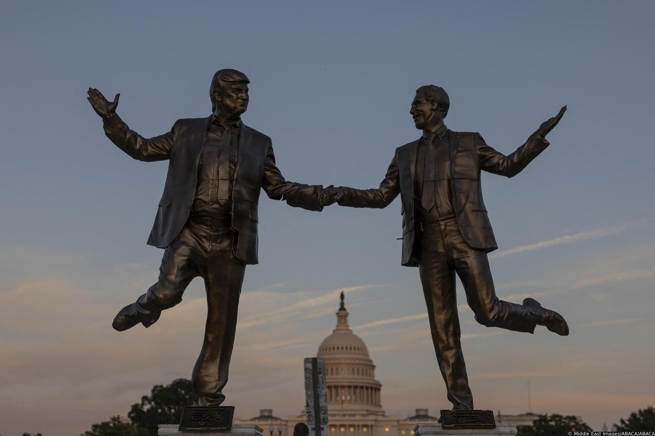 Washington: Ponovno postavljen Kip Donalda Trumpa i Jeffreyja Epsteina koji se drže za ruke 