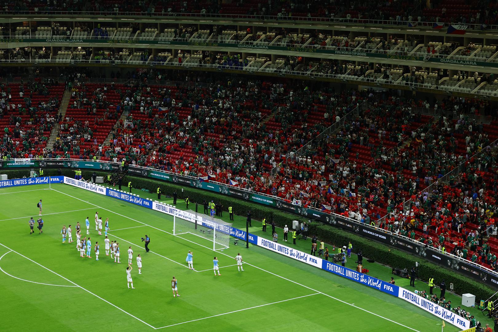 Neki navijači na stadionu okrivili su visoke cijene ulaznica za redove praznih mjesta i kritizirali FIFA-u zbog njihovog modela određivanja cijena. Predsjednik FIFA-e Gianni Infantino u srijedu je branio FIFA-ine cijene ulaznica nakon kritika navijača koji su tvrdili da su troškovi posjeta utakmicama postali previsoki. Rekao je da su cijene ulaznica na razini s drugim velikim sportskim događajima.