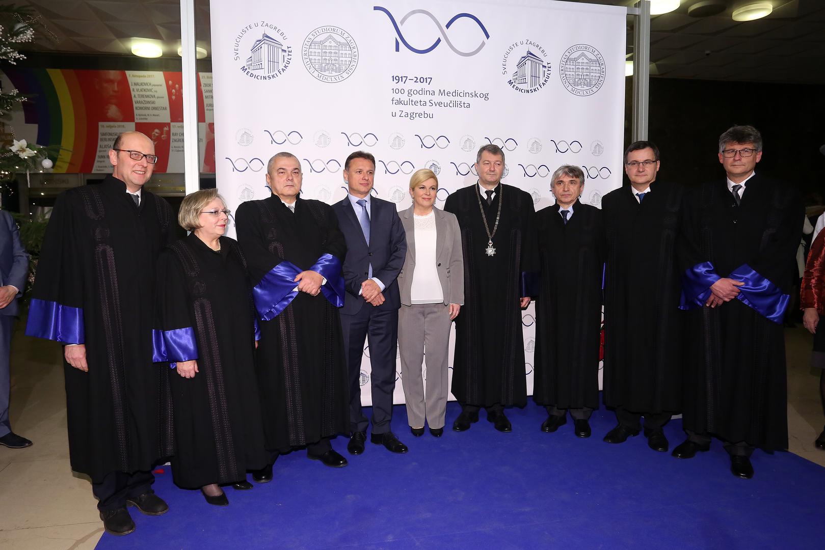 Među nazočnima su bili i predsjednica RH Kolinda Grabar-Kitarović, predsjednik Sabora Gordan Jandroković, zagrebački gradonačelnik Milan Bandić, ravnatelj HAZU-a Zvonko Kusić...