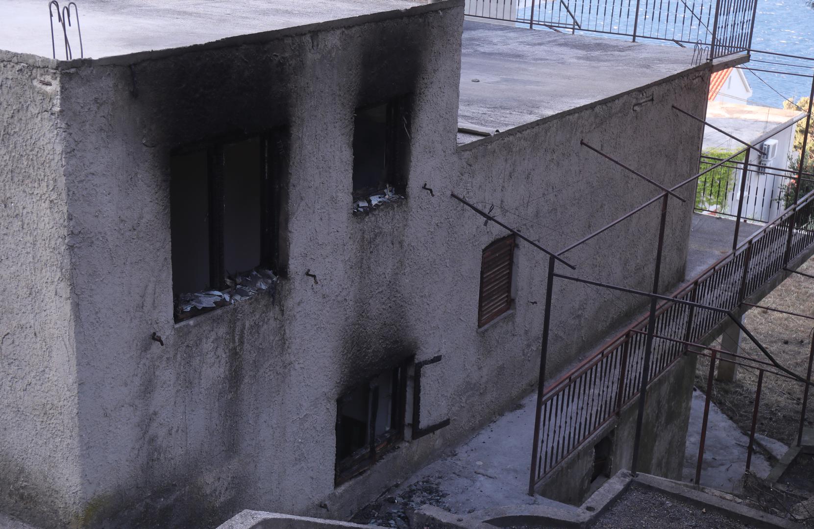 Na požarištu u naseljima Pisak, Marušići i Mimice, istočno od Omiša, cijelu noć sa subote na nedjelju dežuralo je 50 vatrogasca s 20 vozila, a osim manjih propaljivanja koja su vatrogasci odmah ugasili noć je protekla mirno, izvijestili su u nedjelju u jutro iz Županijskog vatrogasnog operativnog centra Split.