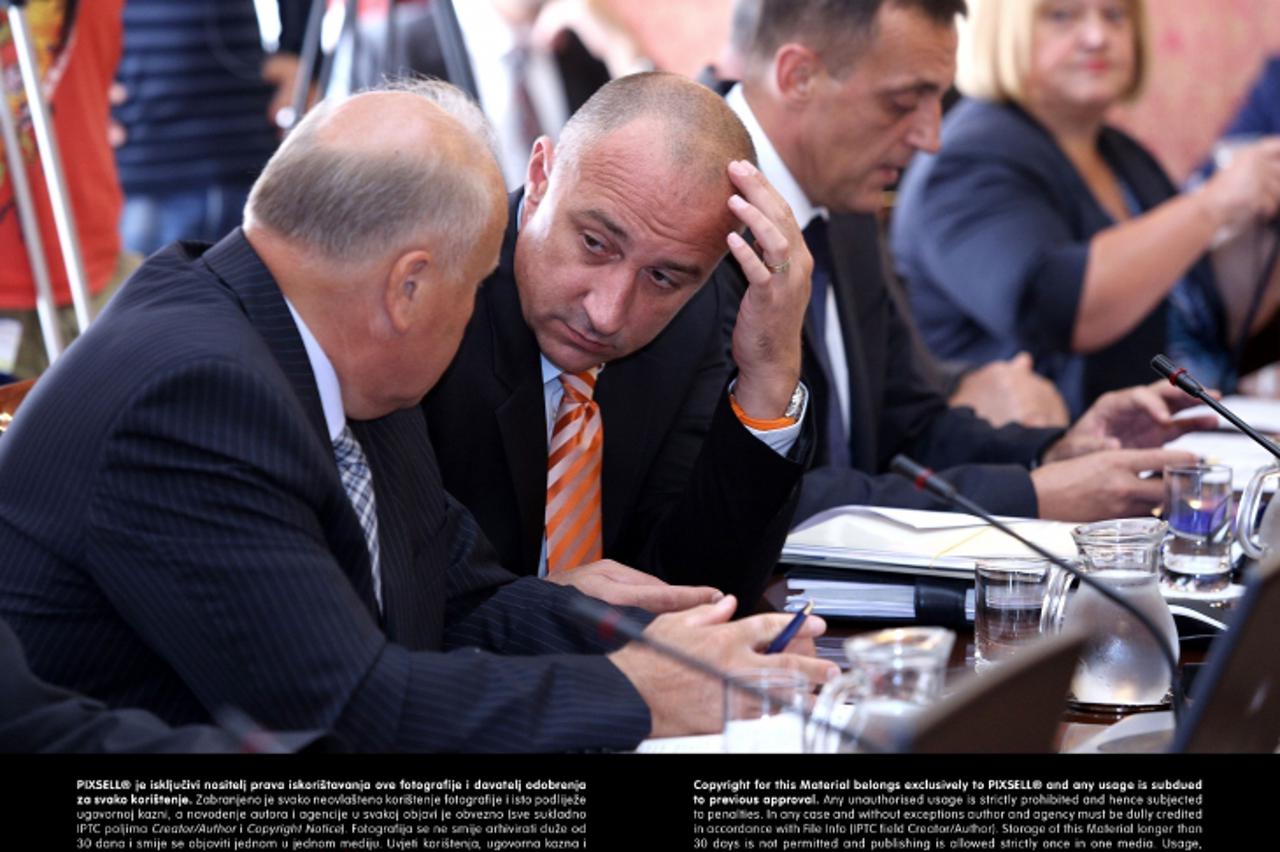 '29.08.2013., Zagreb - Redovita sjednica Vlade RH u Banskim dvorima. Slavko Linic, Ivan Vdroljak.  Photo: Patrik Macek/PIXSELL'
