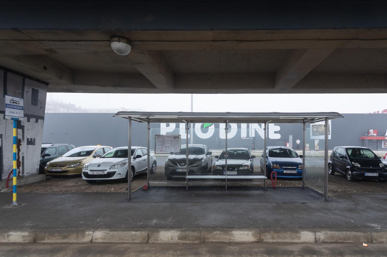 Nadstrešnica ispod nadvožnjaka na okretištu tramvaja u Zapruđu