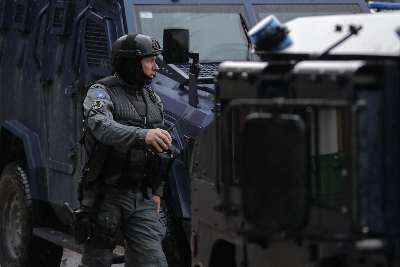 Neredi na sjeveru Kosova, Vučić šalje vojsku na granicu