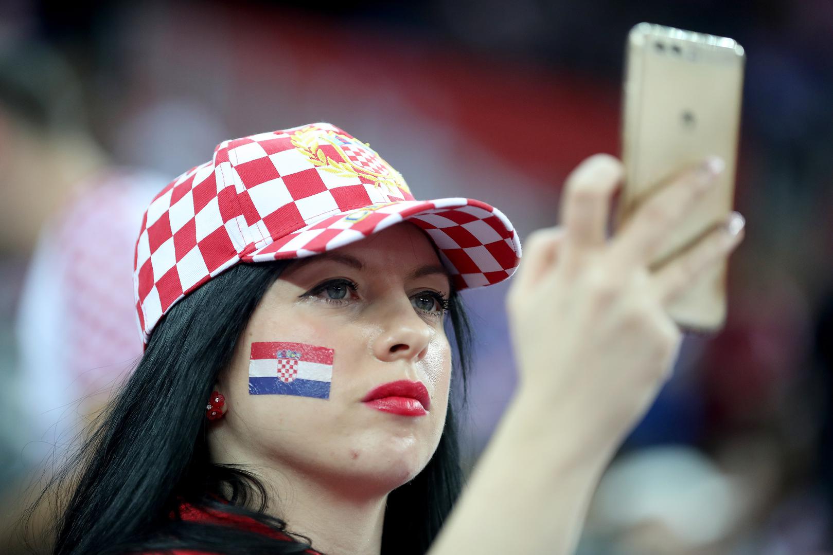 Atmosfera je sjana, a rasploženi navijači skandiraju "Hrvatska, Hrvatska". Publika s oduševljenjem dočekuje svaki gol Hrvatske, dok kod francuskih napada zviždi cijela dvorana. 