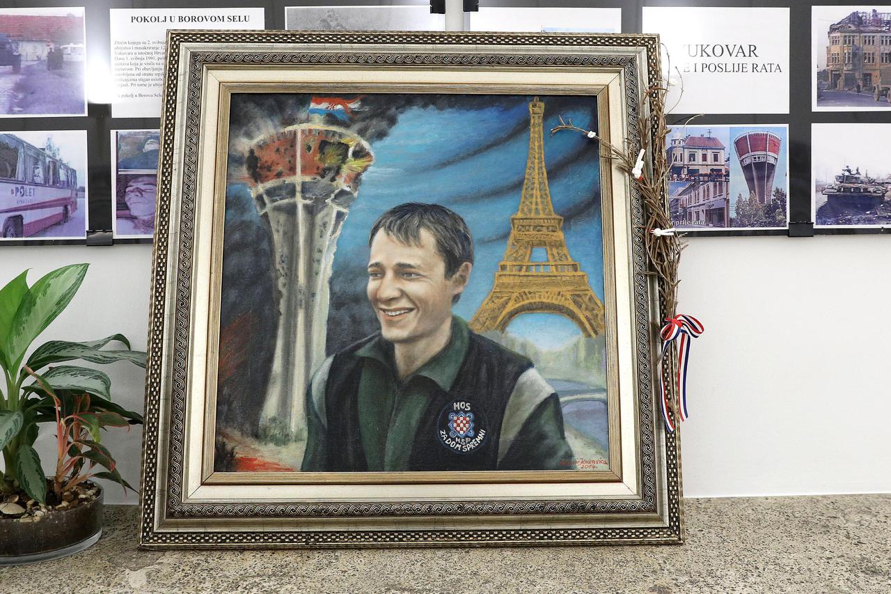 Zagreb: Portret Jeana Michela Nicoliera na izložbi u Saboru s grbom HOS-a