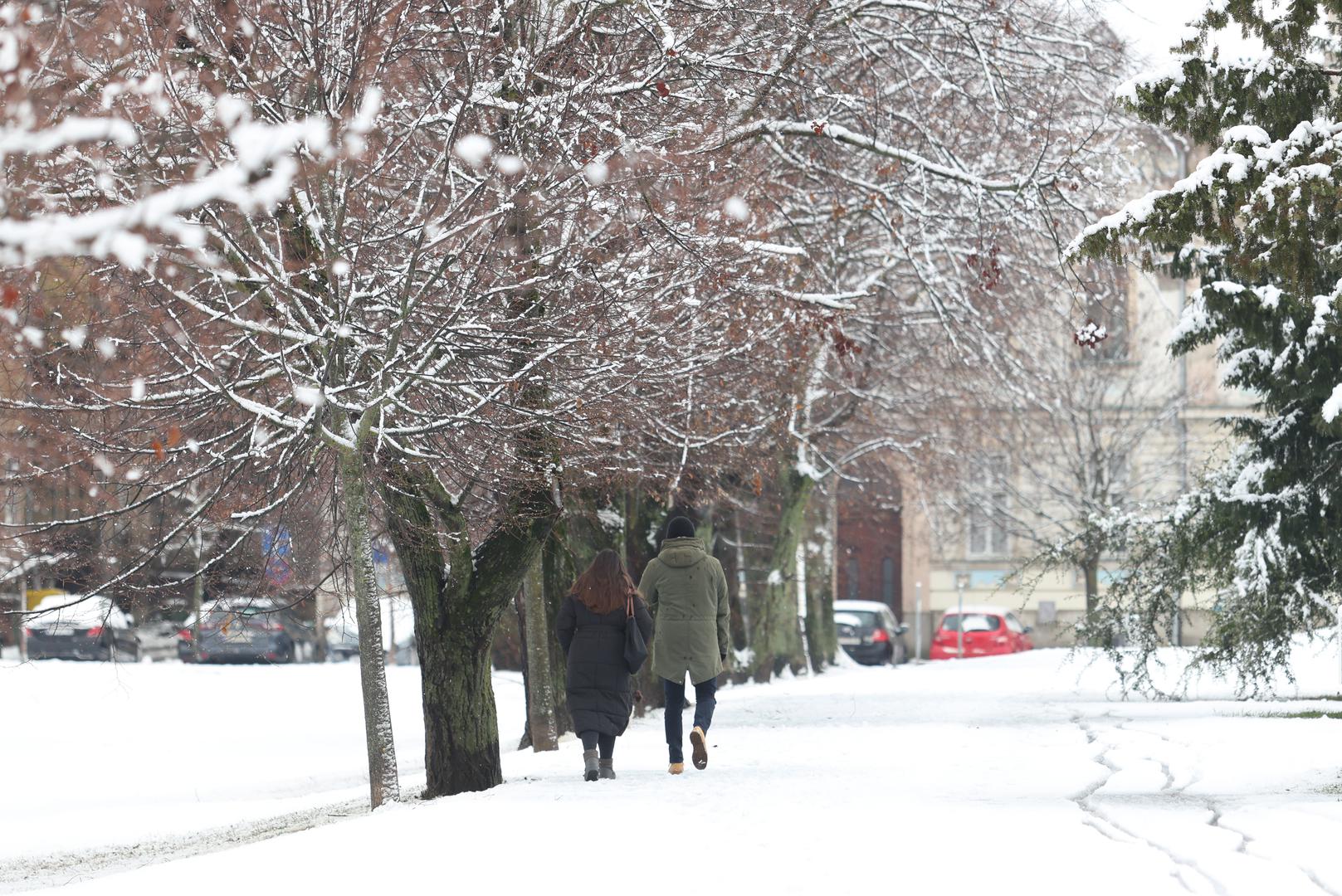 Na osječkom području tijekom noći palo je 5 centimetara snijega, a najviše je snijega na području Orahovice i Našica.  – Najviše snijega napadalo u Našicama i Orahovici, oko 15 centimetara, gdje smo od ranih jutarnjih sati na cestama. Očekujemo prema prognozama da će snijeg padati i u sljedećim danima, no ne bi trebao praviti veće probleme na cestama koje mi pokrivamo, rekao je u programu HRT Radio Osijeka Hrvoje Petrović iz osječkog Cestinga.
Cesting sa svojih 68 vozila pokriva oko 2400 kilometara cesta u Osječko – baranjskoj, Vukovarsko- srijemskoj i dijelu Virovitičke županije. Jedno vozilo, ralica s posipačem, prolazi dionicom od 35 kilometara.