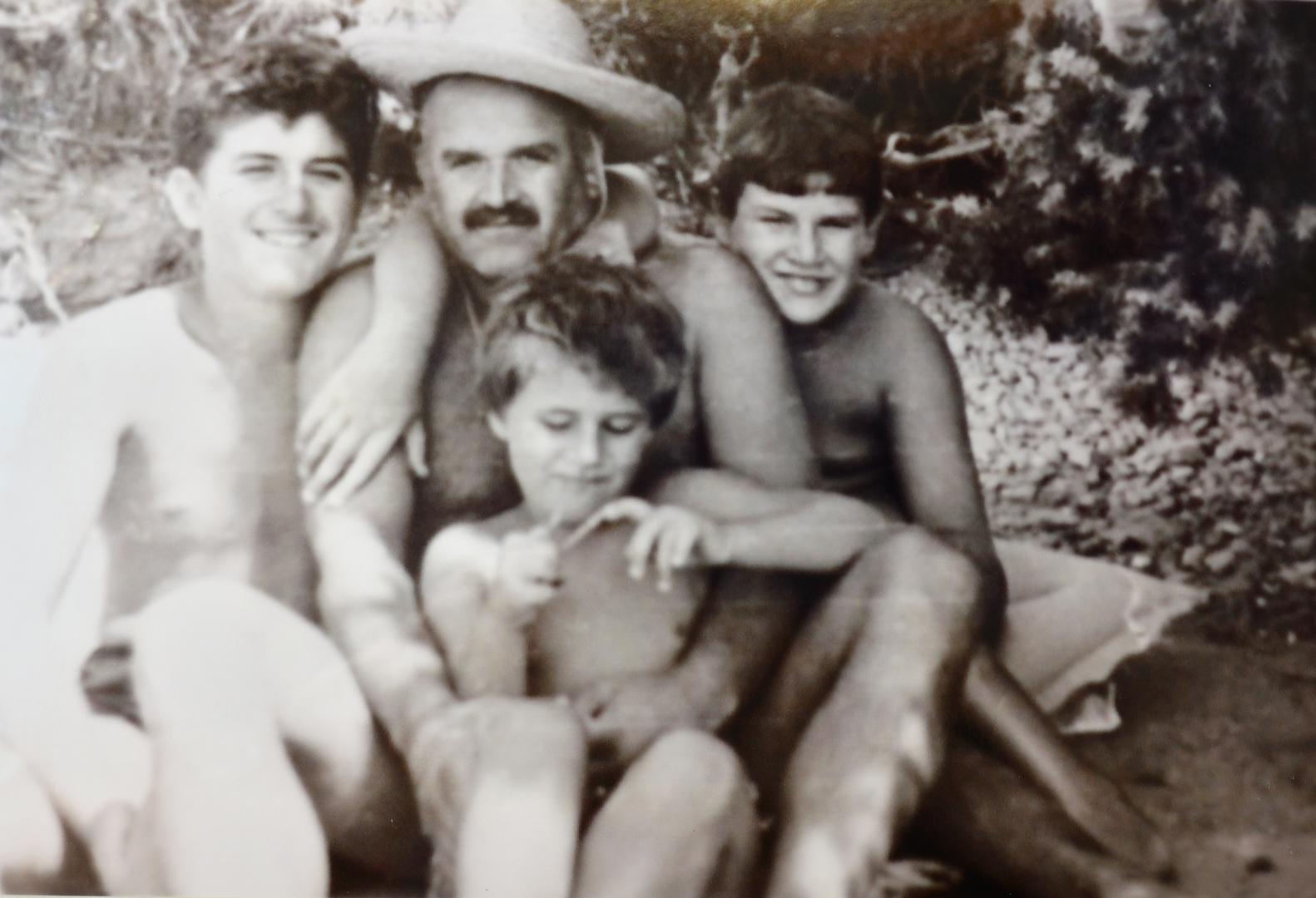 Marko (lijevo) s ocem te s bratom i sestrom 