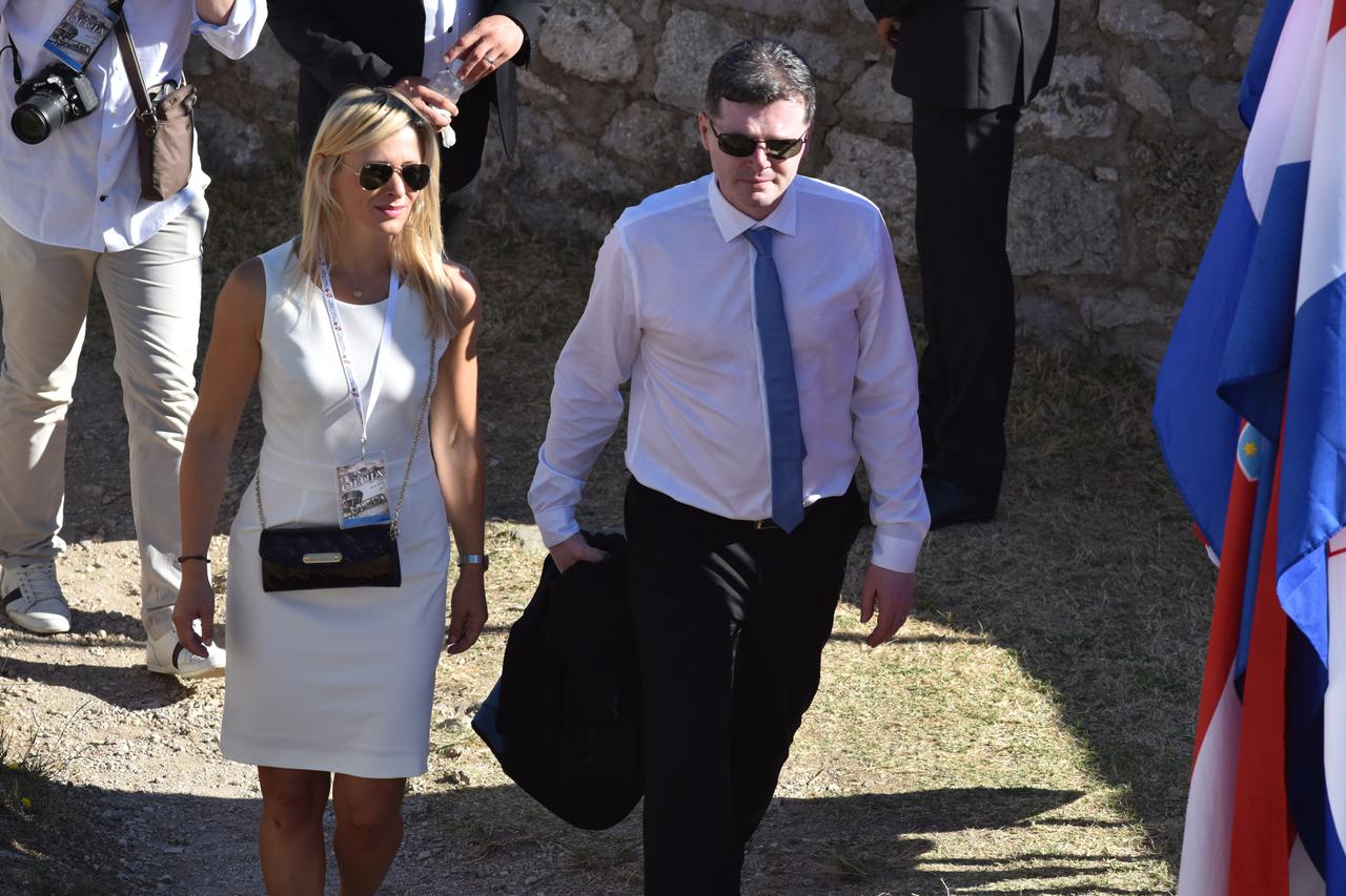 05.08.2016., Knin - Proslava 21. obljetnice Dana pobjede i domovinske zahvalnosti , te Dana hrvatskih branitelja. Ocekuje se dolazak 100 000 ljudi, a program pocinje budnicom, te se nastavlja podizanjem zastave na tvrdjavi, te polaganjem vijenaca na trgu.