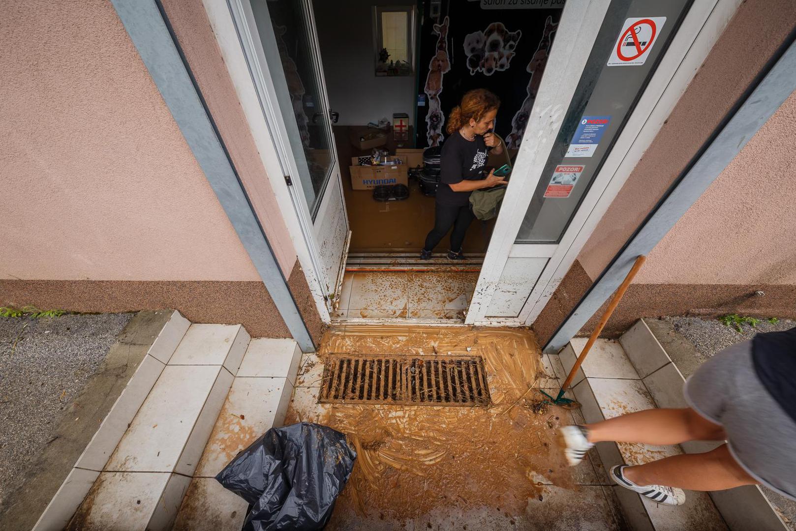 30.05.2022., Kastela - Tijekom jutra sire trogirsko i kastelansko podrucje zahvatilo je olujno nevrijeme s obilnom kisom, te su mnoge kuce i poslovni prostori poplavljeni. Photo: Zvonimir Barisin/PIXSELL