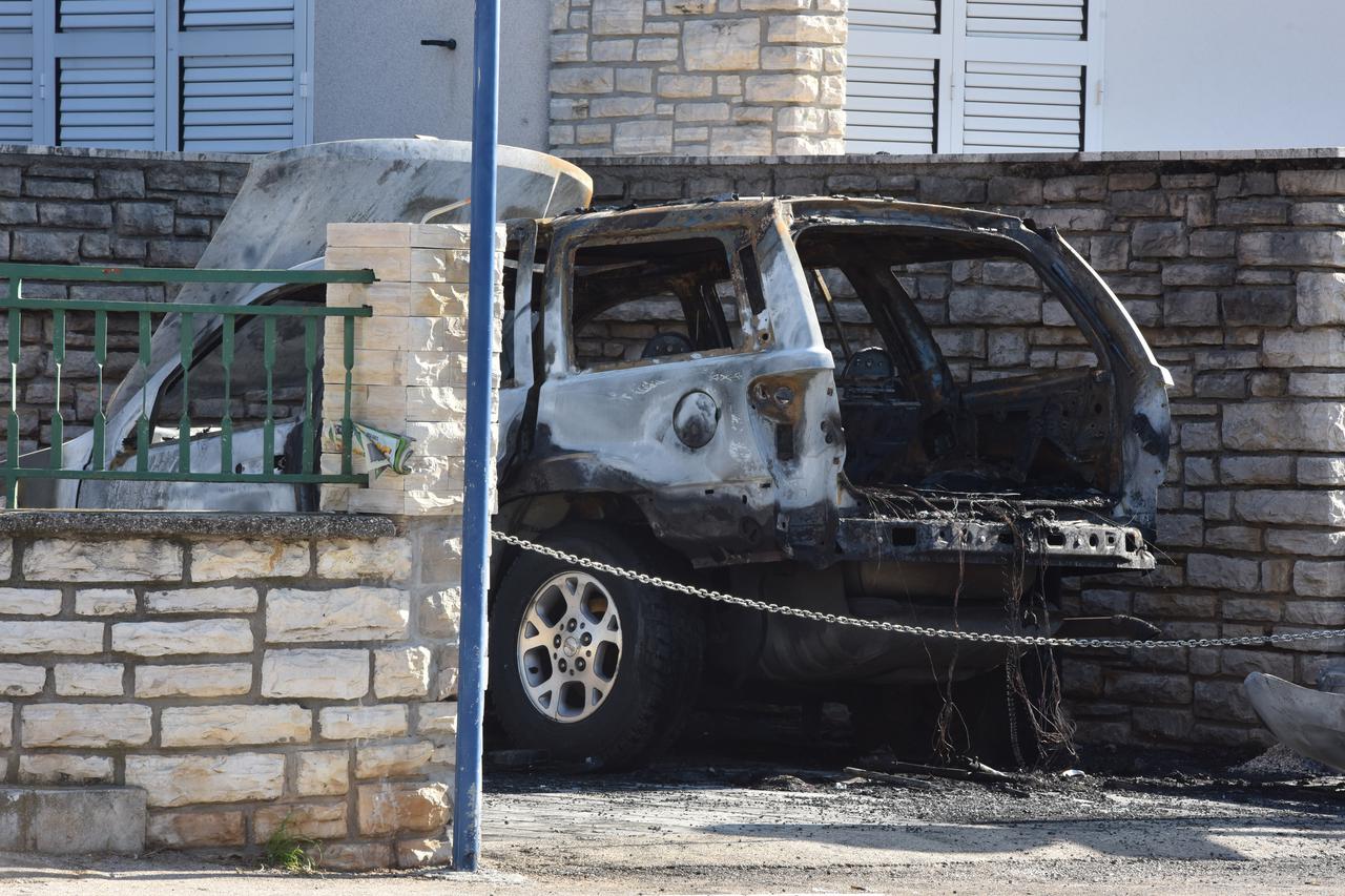 Vodice: Tijekom noći izgorio automobil na parkiralištu ispred kuće vlasnika