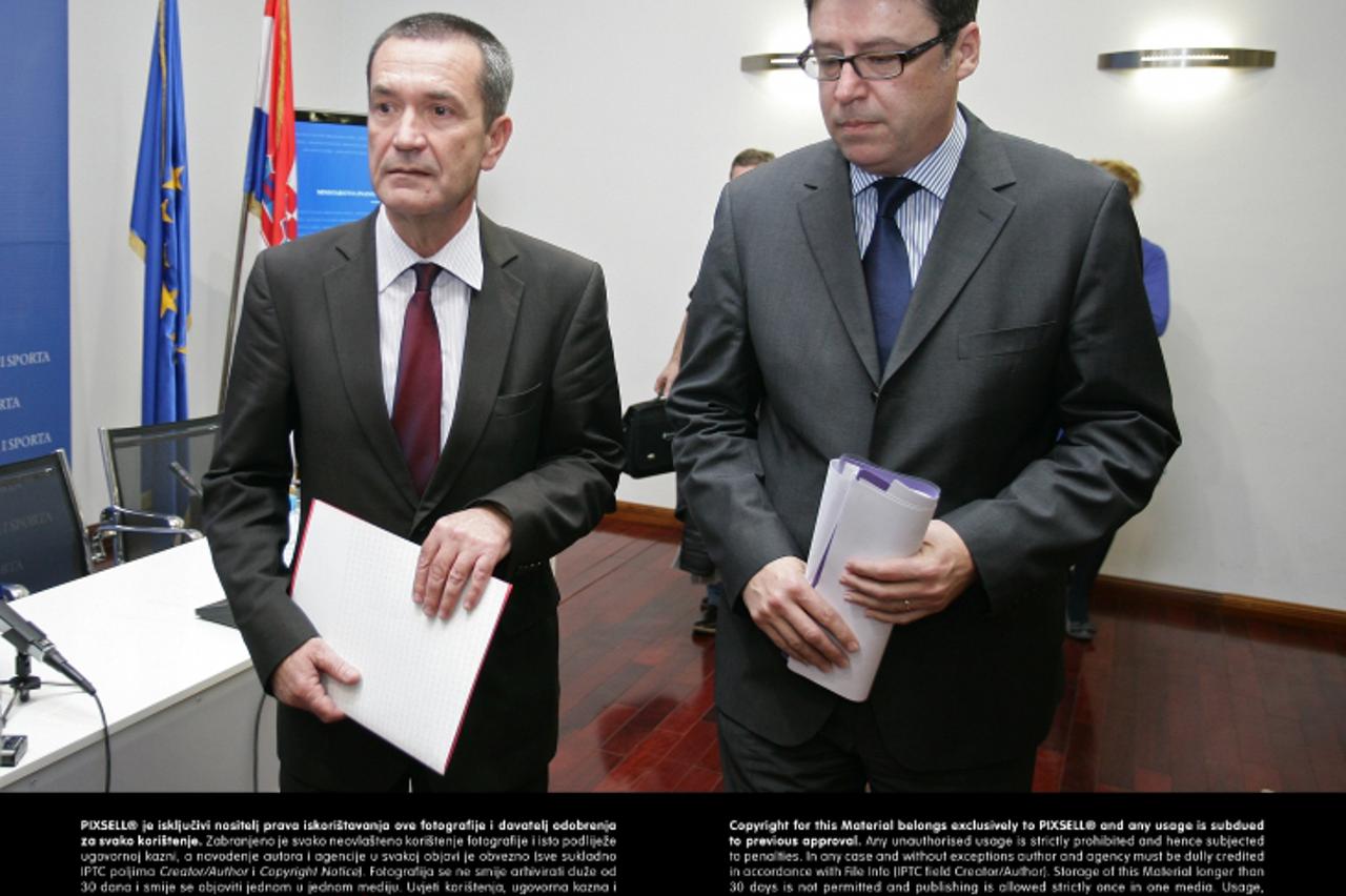 '24.12.2012., Zagreb - Ministar obrazovanja Zeljko Jovanovic i clanovi povjerenstva za izradu Kurikuluma zdravstvenog odgoja, te Vinko Filipovic, ravnatelj Agencije za odgoj i obrazovanje, odrzali su 