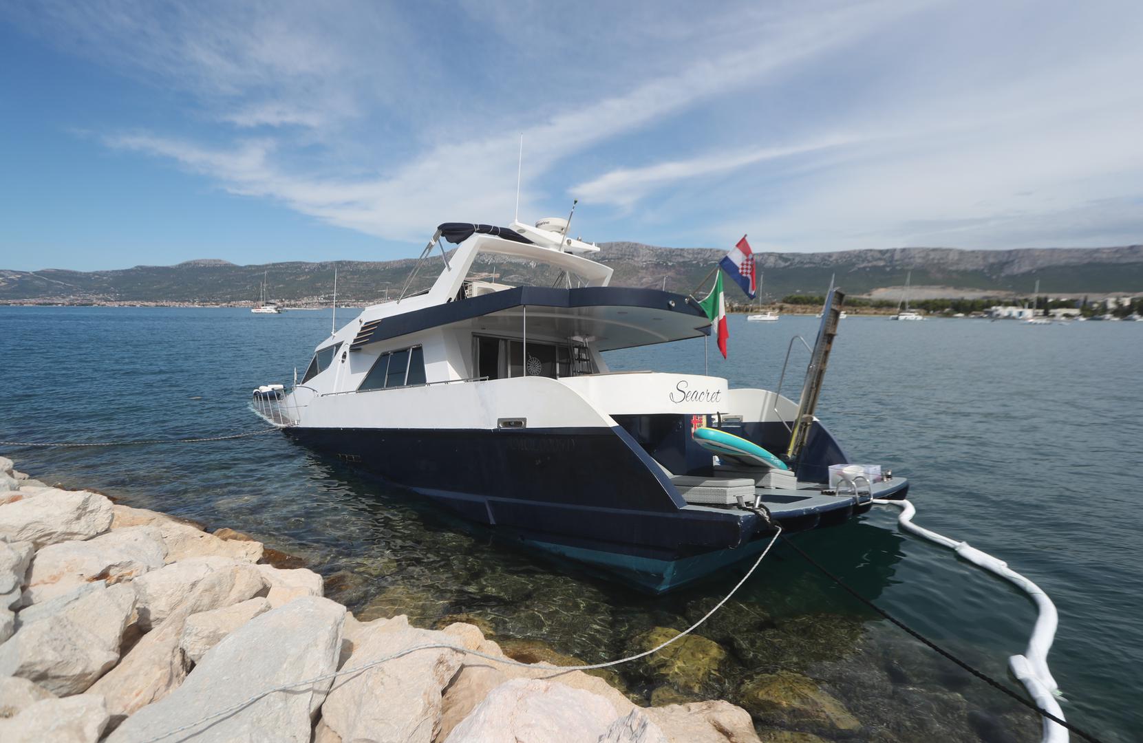 Prema svemu sudeći, snažni vjetar i valovi pomaknuli su plovilo s veza, a ujutro je zatečeno na kamenom dijelu obale. 