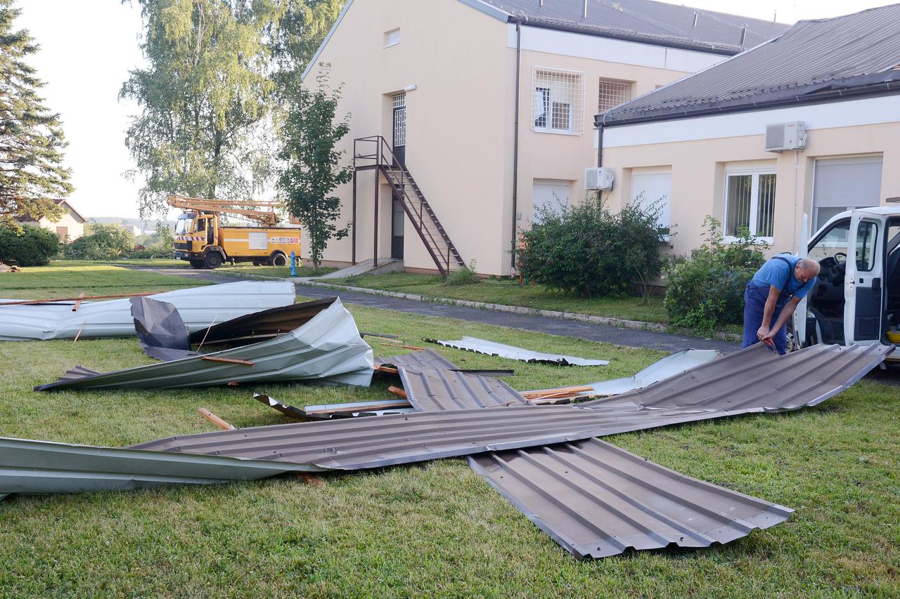 Zagreb: U Škrlčevoj ulici nevrijeme srušilo stablo na obližnju kuću