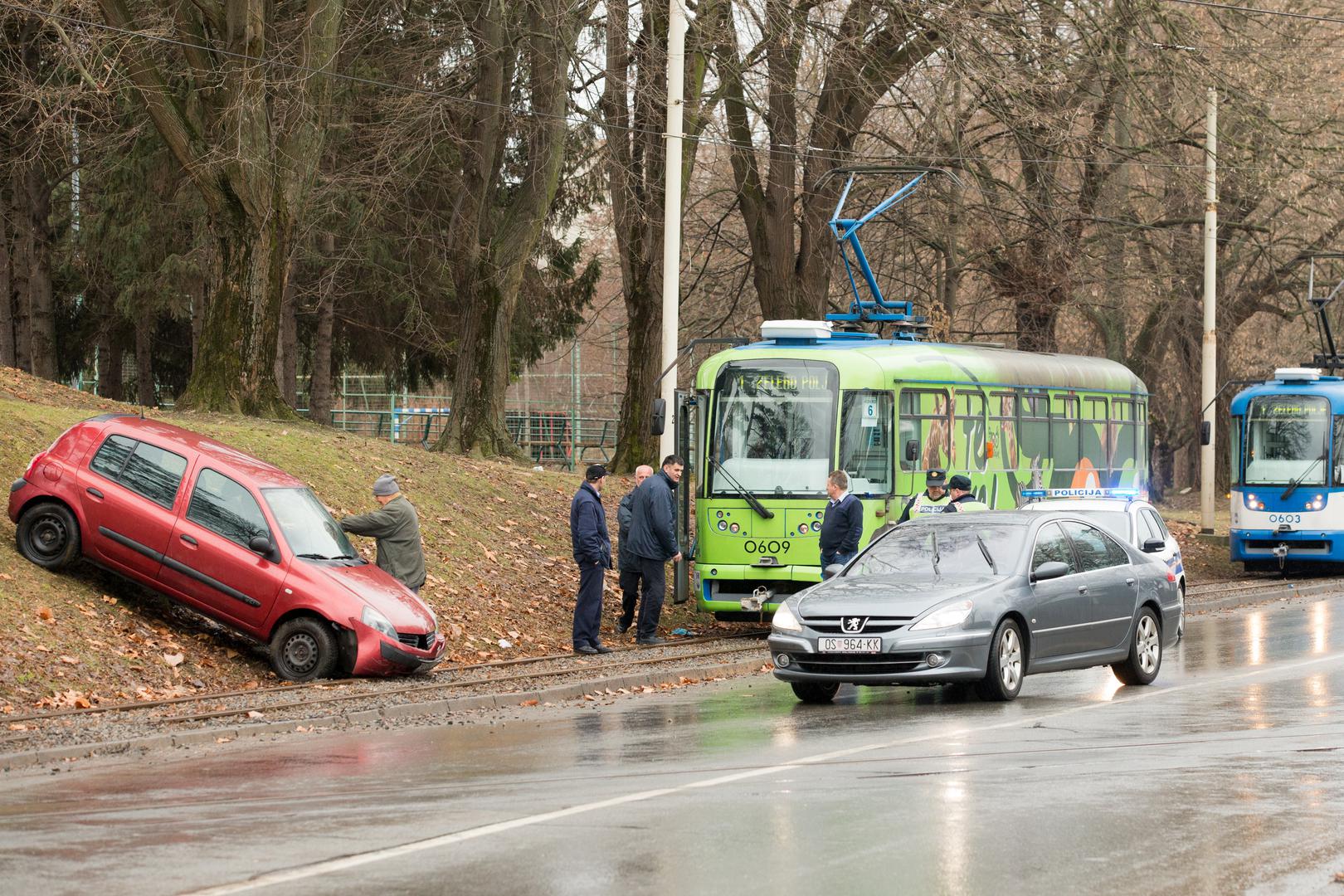 Neobična nesreća dogodila se jutros u Osijeku, a u kojoj je zamalo došlo do sudara automobila i tramvaja.