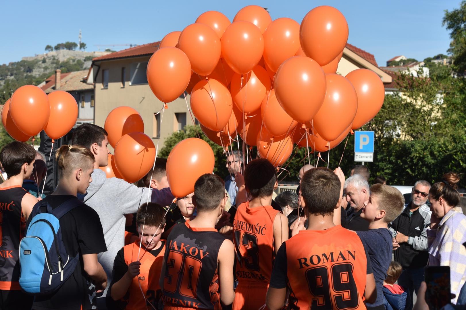 22.10.2020., Sibenik - Sredisnja proslava 56. rodjendana kosarkasa Drazena Petrovica odrzana je na njegovom spomeniku na Baldekinu. Uz brojne sportske klubove grada Sibenika pocast Drazenu Petrovicu odali su i gradski celnici.Photo: Hrvoje Jelavic/PIXSELL