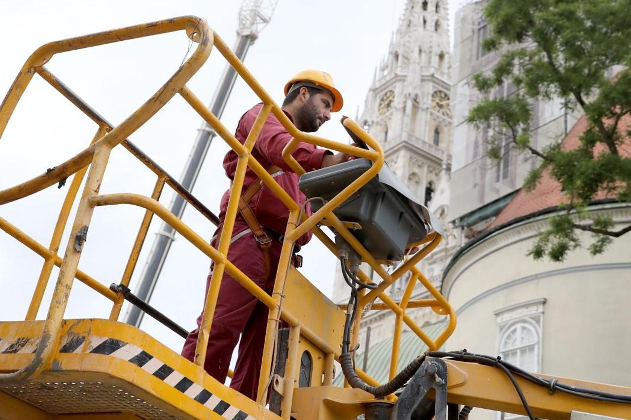 Zagreb: Radnici premjestili dizalicu kojom se radi obnova nadbiskupskog dvora